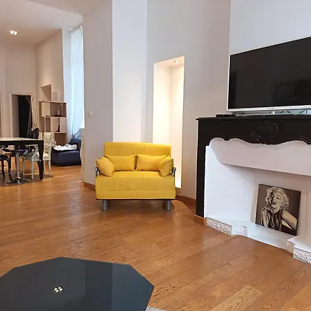 L'horloge De L'ecusson شقة نيم