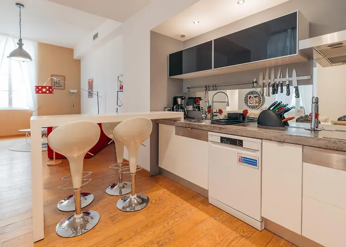 L'horloge De L'ecusson شقة