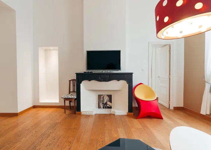 L'horloge De L'ecusson * نيم