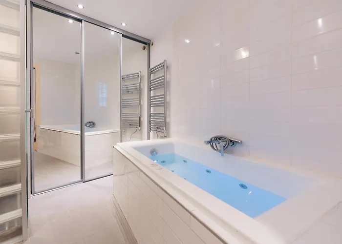 L'horloge De L'ecusson * نيم