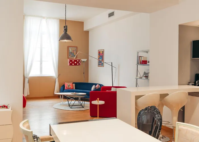 L'horloge De L'ecusson شقة نيم