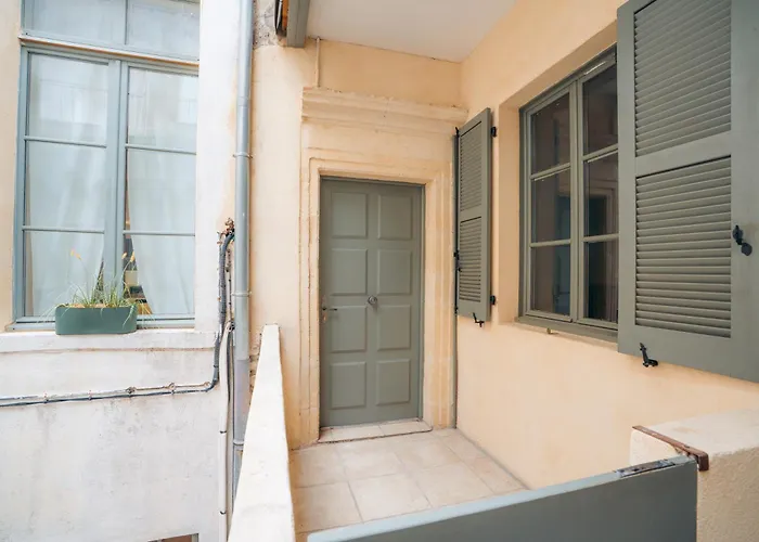 L'horloge De L'ecusson نيم