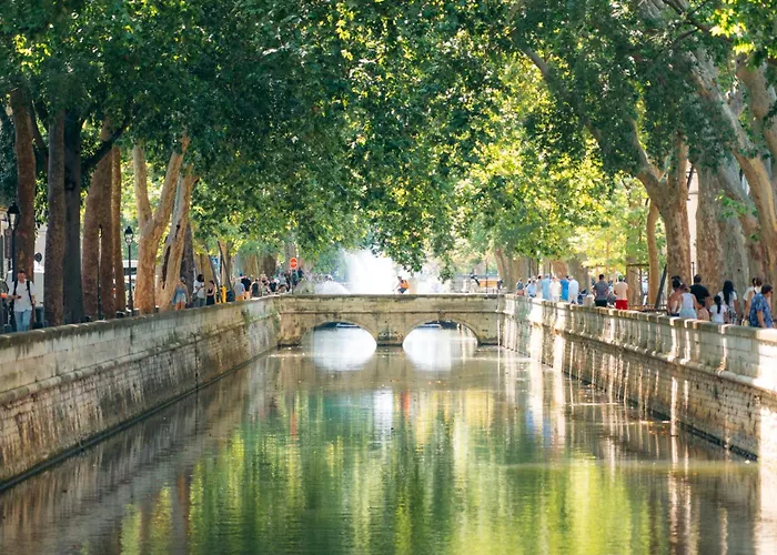 L'horloge De L'ecusson شقة نيم