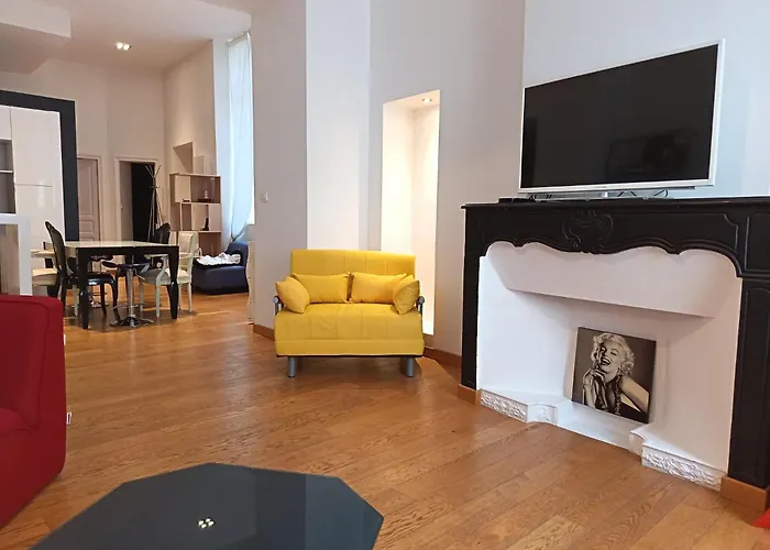 L'horloge De L'ecusson شقة نيم